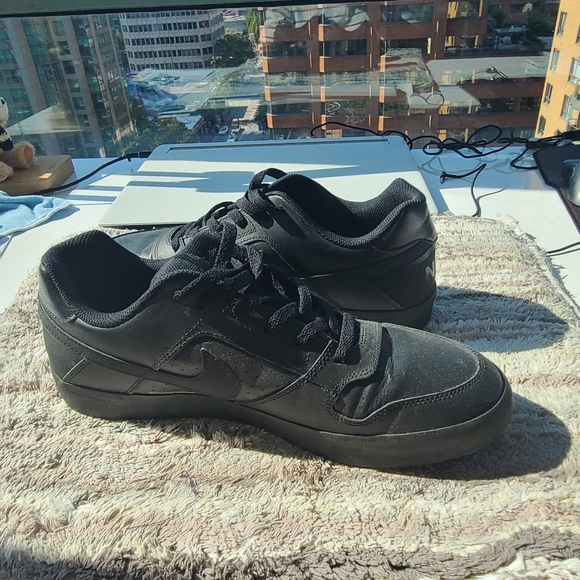 Shoes - Picture 3 of 6